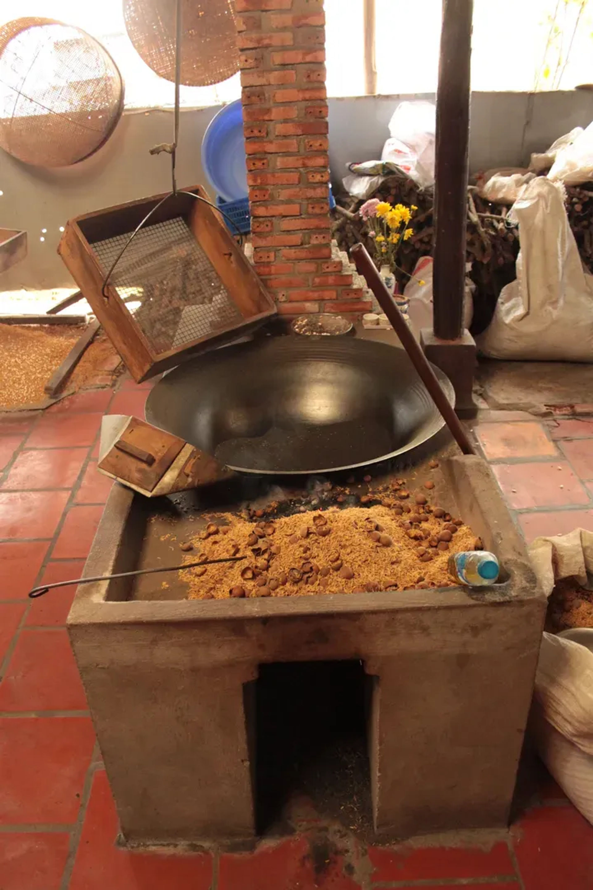 Duży kocioł wypełniony prażonymi ziarnami, tradycyjne wytwarzanie produktów w Mekongu, Wietnam.