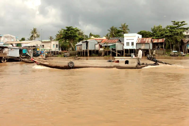 Łódź transportowa na rzece Mekong w delcie Mekongu w Wietnamie