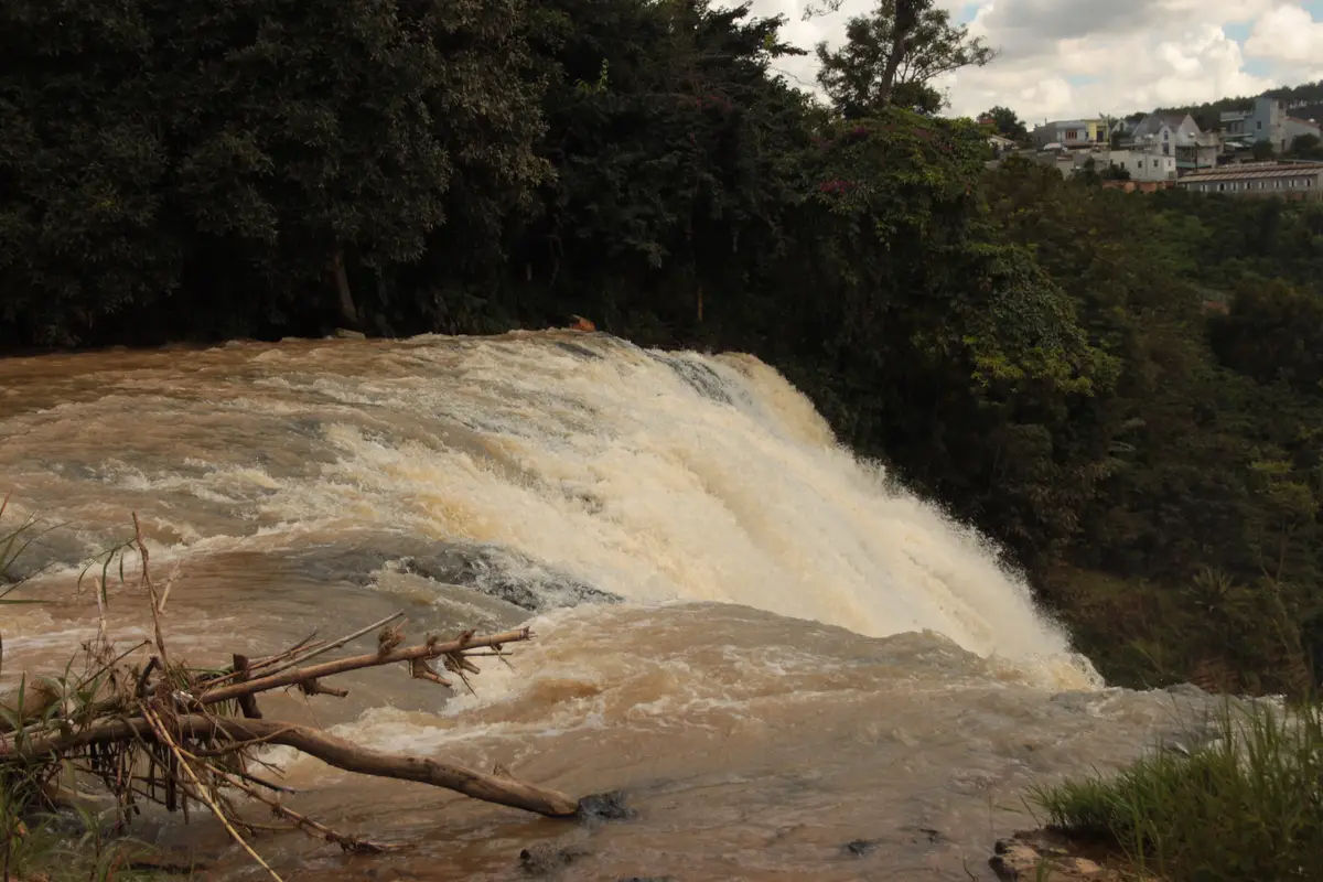 Krawędź Elephant Waterfall w Dalat – woda spadająca z wysokiego progu skalnego