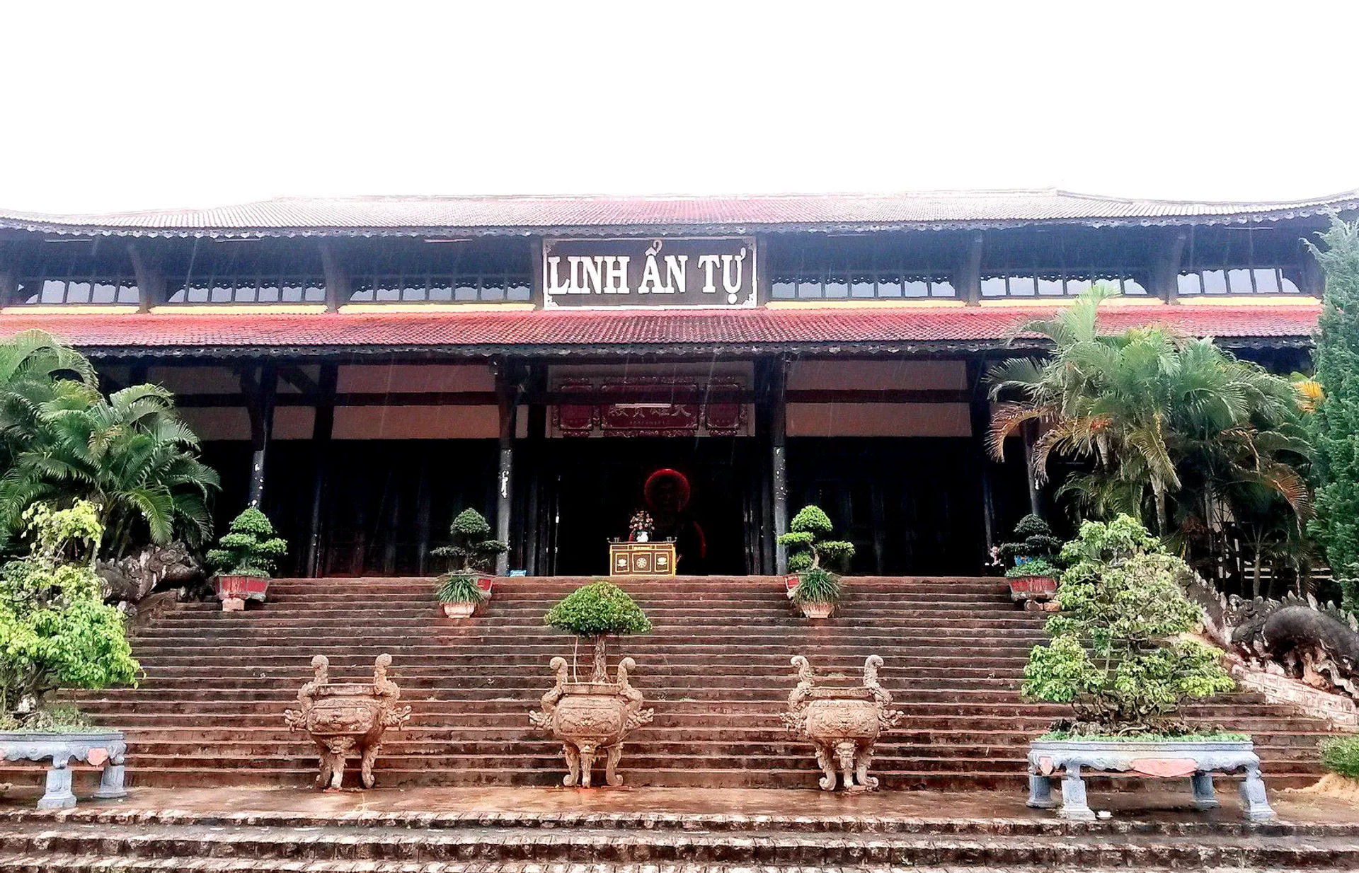 Front pagody Linh An Tu ze schodami i kadzielnicami
