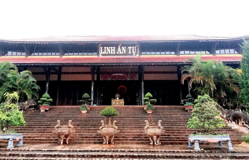 Front pagody Linh An Tu ze schodami i kadzielnicami