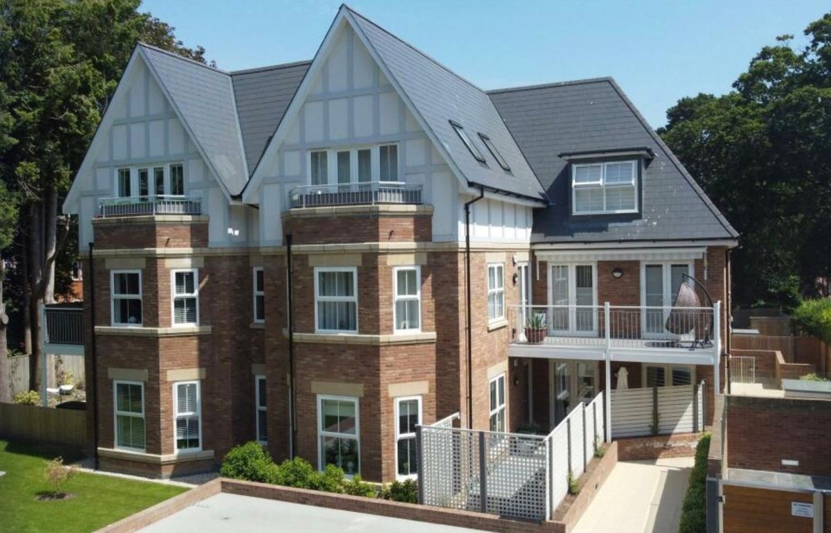 Pinewood 2 bed apartment with private garden in Branksome Park