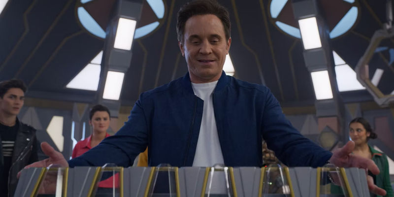 Billy gives the Cosmic Fury Rangers their morphers