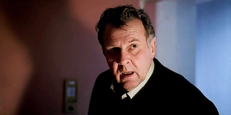 Tom Wilkinson looking up in Eternal Sunshine of the Spotless Mind