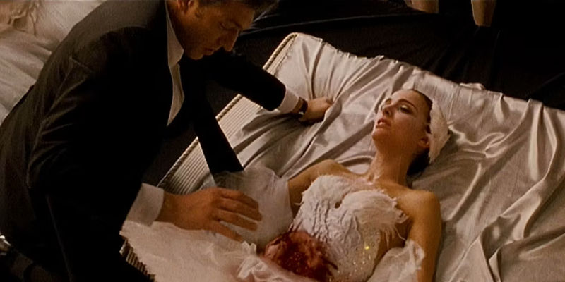 Nina bleeds out before Thomas in Black Swan