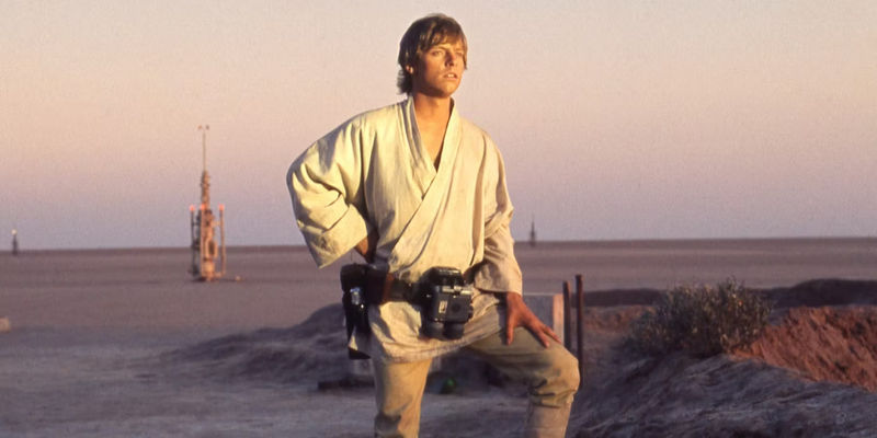 Luke Skywalker in Tatooine looking to the distance in Star Wars A New Hope.