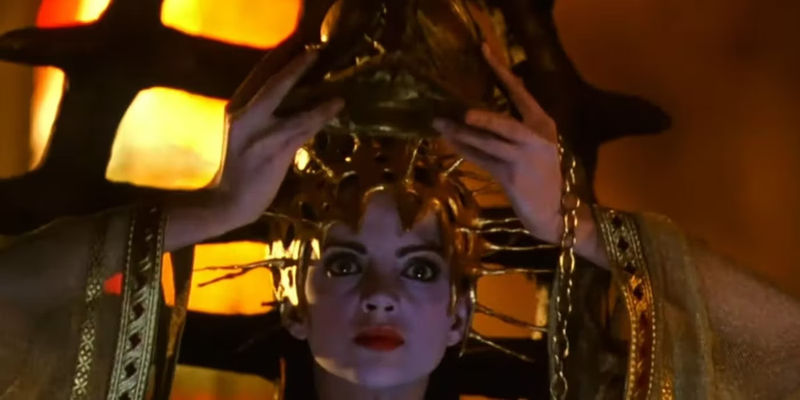 Macarena Gómez as Uxía Cambarro in Dragon 2001