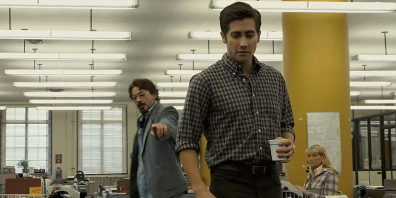 Jake Gyllenhaal's Robert Graysmith and Robert Downey Jr's Paul Avery stand in a newsroom in Zodiac