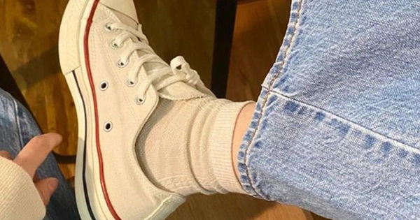 Nhìn vào giày dép, dáng đi lộ ra bệnh tật