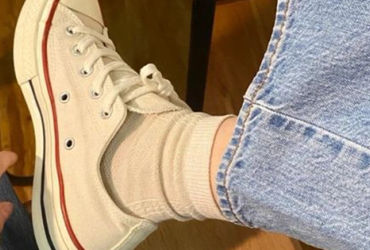 Nhìn vào giày dép, dáng đi lộ ra bệnh tật