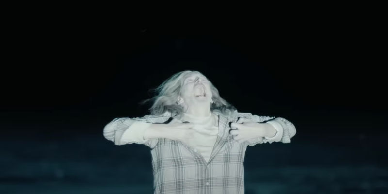 Travis tearing his shirt open and screaming at the sky in True Detective Night Country