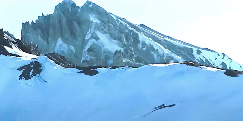 Roberto and Nando alone on the mountaintop in Society of the Snow