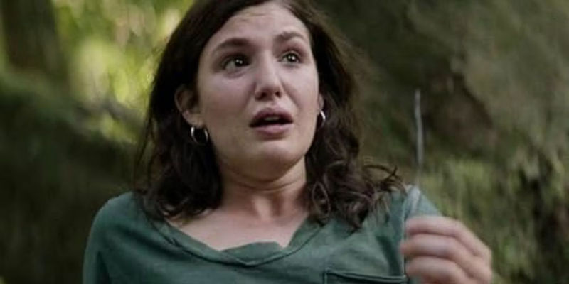 Shauna (Sophie Nélisse) holding a wire and looking scared in Yellowjackets season 1 episode 6 Saints.