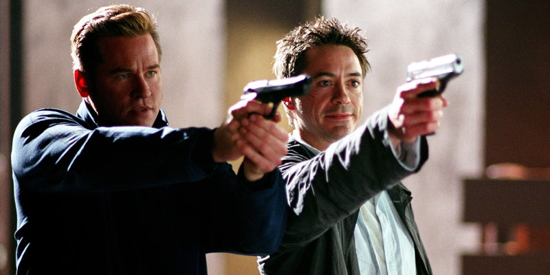 Val Kilmer and Robert Downey Jr with guns in Kiss Kiss Bang Bang