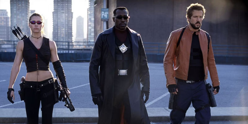 Jessica Biel as Abigail Whistler, Wesley Snipes as Blade, and Ryan Reynolds as Hannibal King walking together in Blade: Trinity.