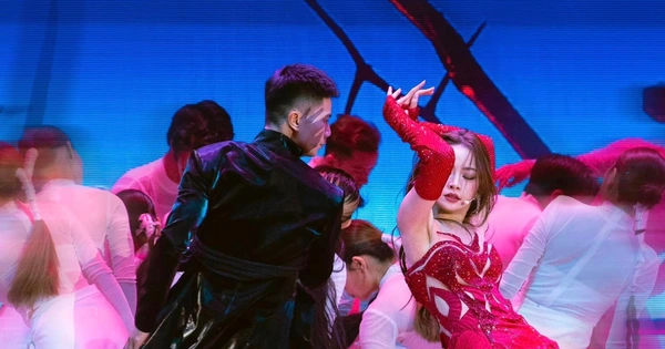 Chi Pu tại Gala WeChoice Awards 2023: Sự quyến rũ và nỗi lo