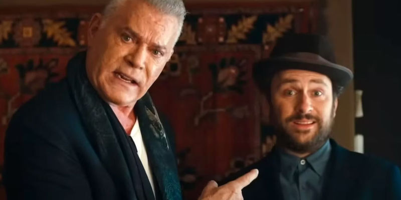 The producer (Ray Liotta) pointing at Latte Pronto (Charlie Day) in Fool's Paradise
