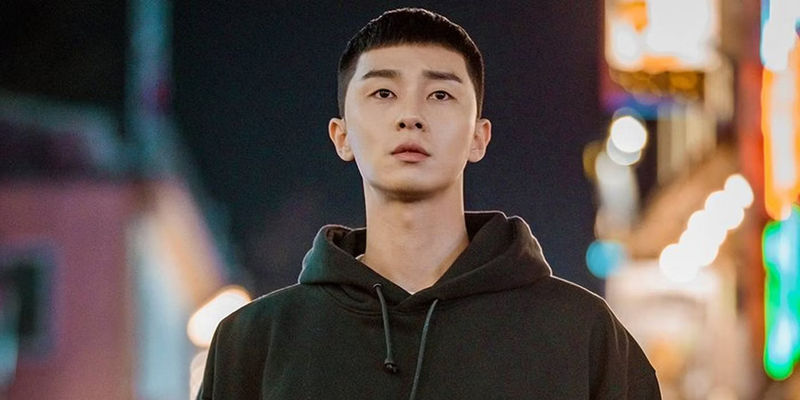 Park Seo-joon looking to the distance in Itaewon Class.