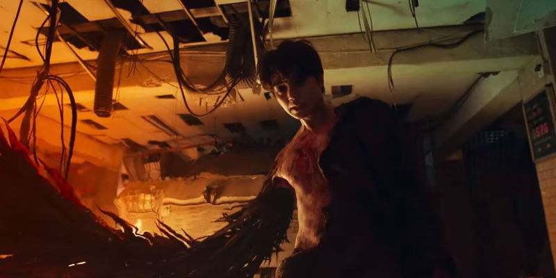 Song Kang as Cha Hyun-soo transforming into a monster in Sweet Home