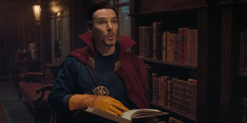 Doctor Strange talks to Thor and Loki in Thor Ragnarok