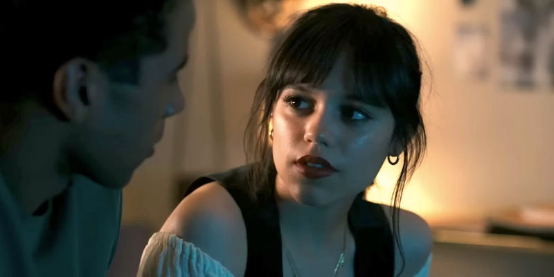 Tara (Jenna Ortega) talks to Mason Gooding in Scream VI