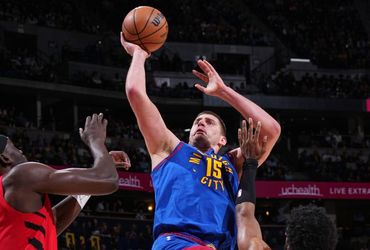 Nikola Jokić Leads Denver Nuggets to Victory with Stellar Performance
