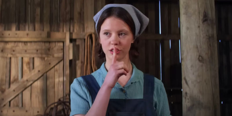 Pearl shooshing someone