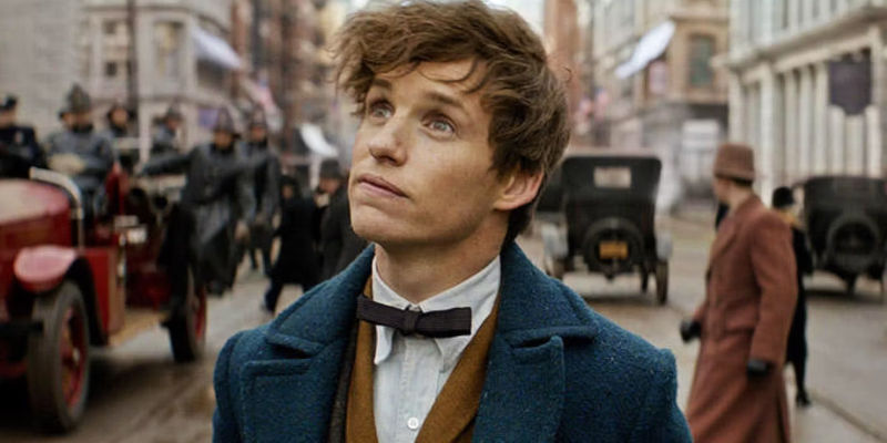Newt Scamander (Eddie Redmayne) looks up as he walks down the street in Fantastic Beasts.