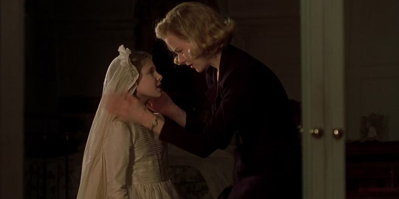 Grace and her daughter Anne in The Others-1