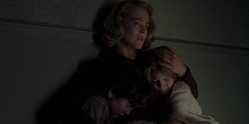 Grace holding Anne and Nicholas in The Others-1