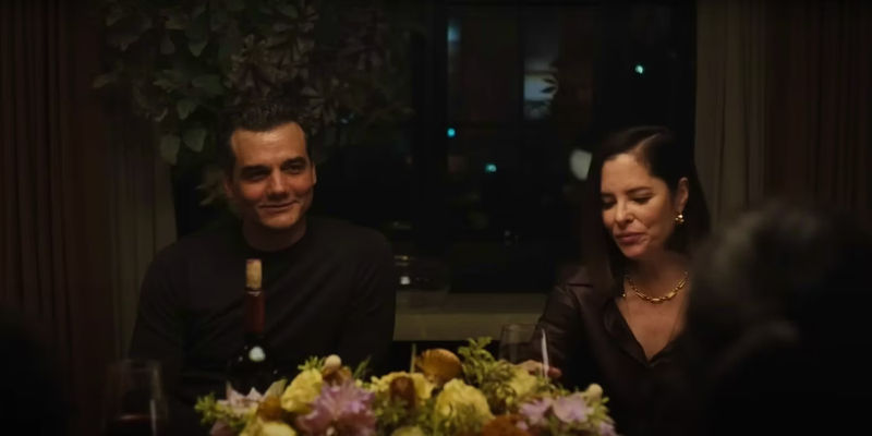 Wagner Moura as John Smith and Parker Posey as Jane Smith having dinner in Mr & Mrs Smith episode 4