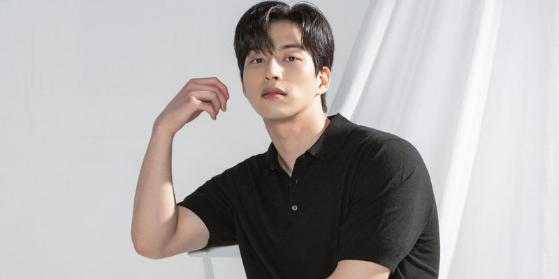 Single's Inferno Season 3's Yun Ha-bin in black