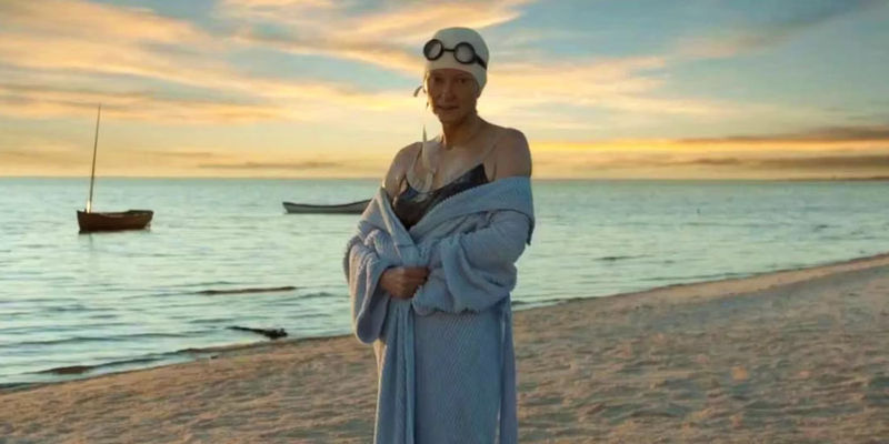 Elizabeth on the beach with a towel around her in The Curious Case of Benjamin Button.