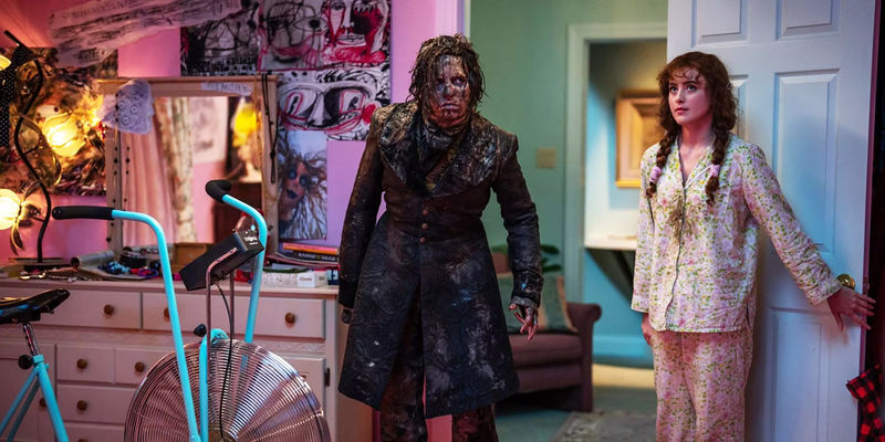 Lisa and her resurrected crush in her bedroom in Lisa Frankenstein