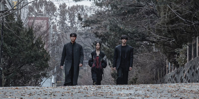 Eun-hyeok, Eun-yu, and Hyun-su walking together in Sweet Home season 3