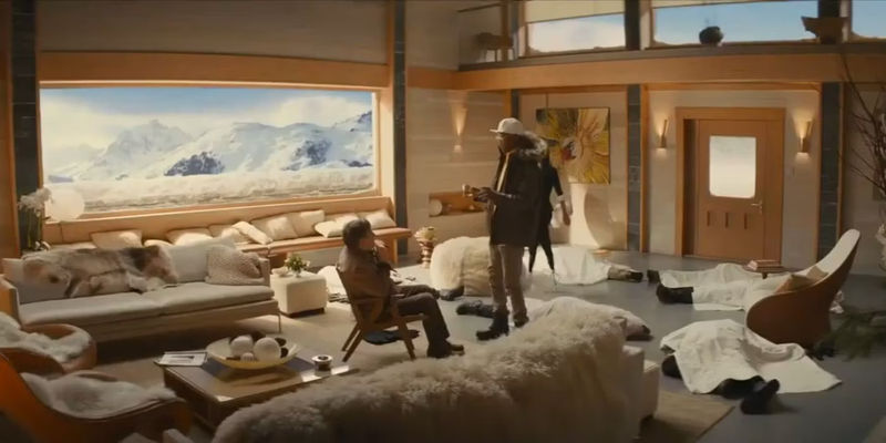 Richmond Valentine (Samuel L. Jackson) talking to James Arnold (Mark Hamill) in a room surrounded by dead bodies in Kingsman The Secret Service.