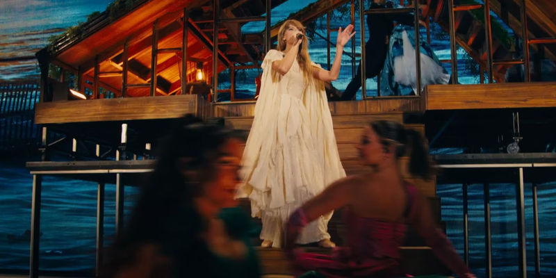 Taylor Swift singing 