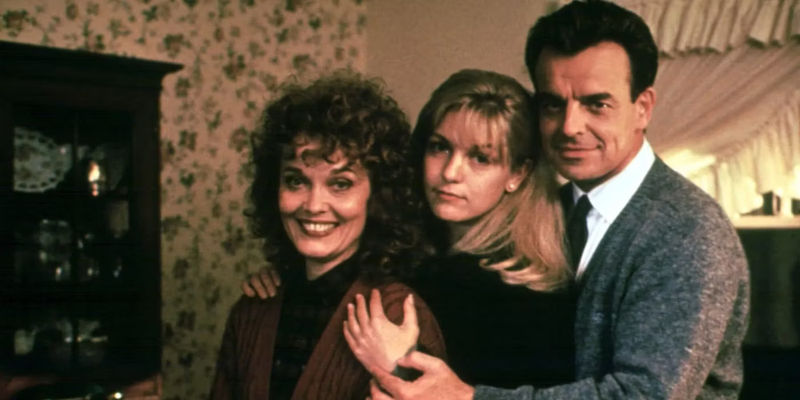 Sarah (Grace Zabriskie), Leland (Ray Wise) and Laura Palmer (Sheryl Lee) from Twin Peaks posing for a family photo.