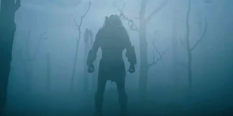 The Predator hunts in the woods in Prey (2022)