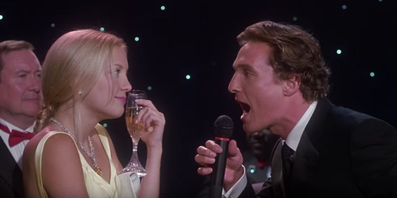 Andie (Kate Hudson) and Ben (Matthew McConaughey) on stage yelling at each other in How To Lose A Guy in 10 Days