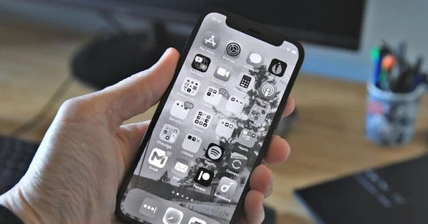 Lợi Ích Bất Ngờ Khi Chuyển Màn Hình iPhone Sang Chế Độ Đen Trắng