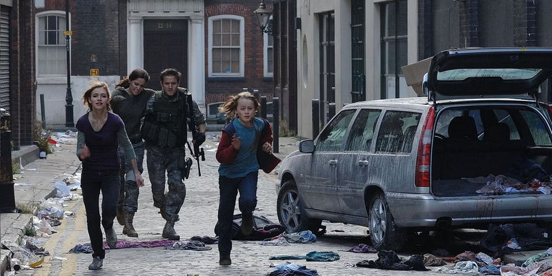 Rose Byrne and Jeremy Renner escaping in 28 Weeks Later