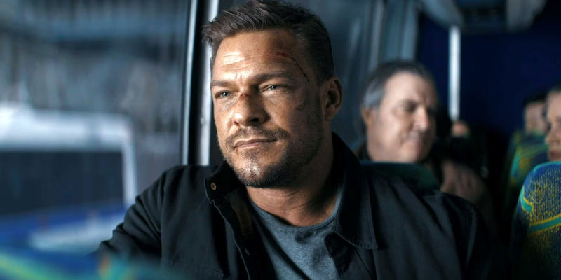Alan Ritchson as Jack looking out the window in the bus in Reacher season 2 finale