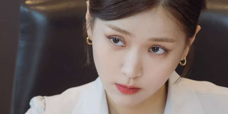 Kim Ji-eun as Kang Na-eon in Branding in Seongsu looking up