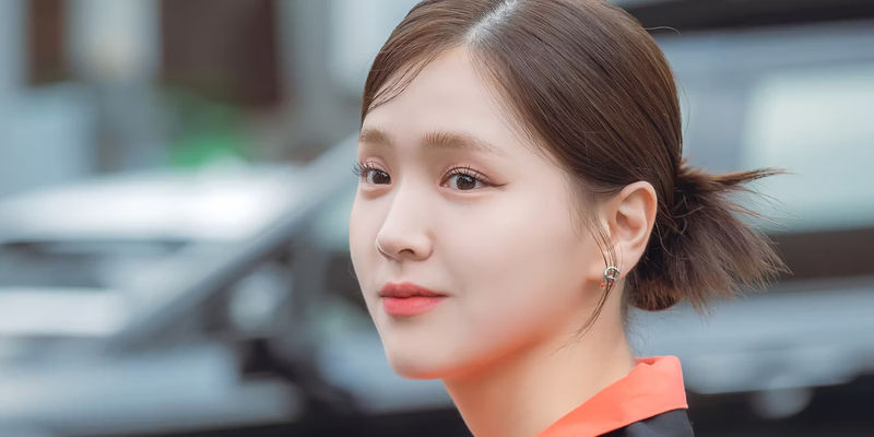 Kim Ji-eun as Kang Na-eon looking sideways in Branding in Seongsu