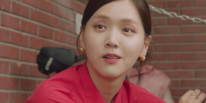 Kim Ji-eun as Kang Na-eon smiling in Branding in Seongsu
