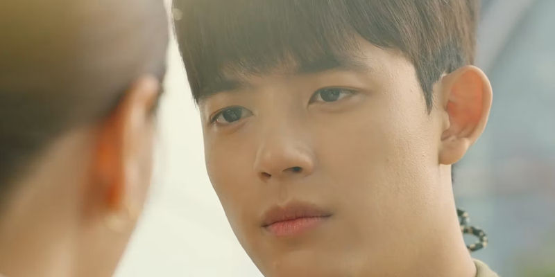 Lomon as Eun-ho talking to Na-eon in Branding in Seongsu