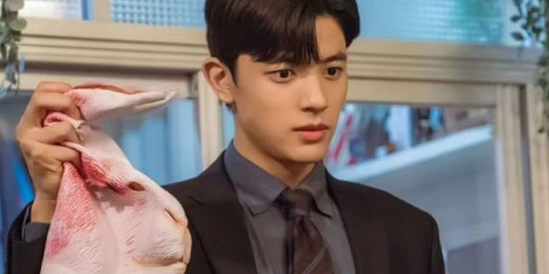 Lomon as So Eun-ho holding a mask in Branding in Seongsu