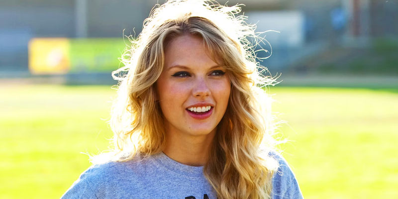 Taylor Swift as Felicia Miller smiling in Valentine's Day