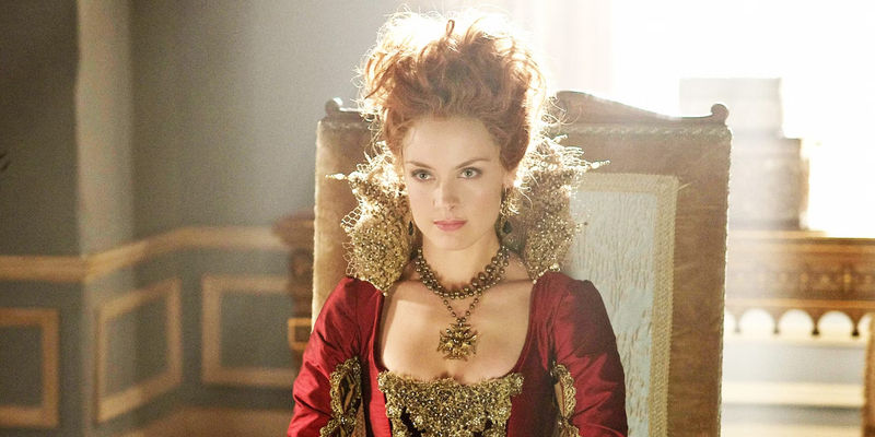 Rachel Skarsten as Elizabeth I in Reign.